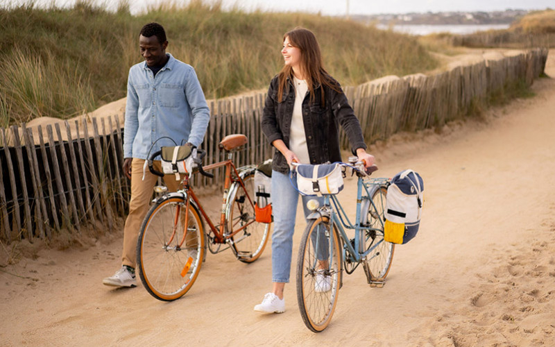 Relions la bicyclette à la mer : la bagagerie à vélo. 