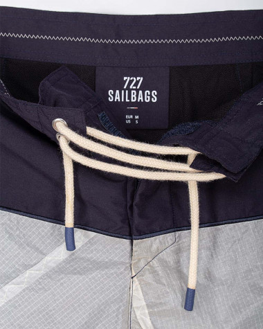 Marineblaue Badeshorts