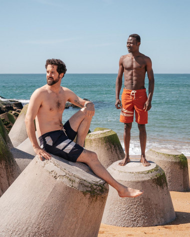 rote und weiße Badeshorts