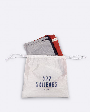 Marineblaue und rote Badeshorts