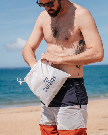 Marineblaue und rote Badeshorts