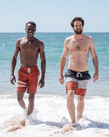 rote und weiße Badeshorts