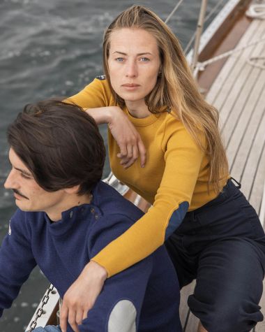 Marine-Pullover für Damen aus Merinowolle · Dunkelgelb und marineblau