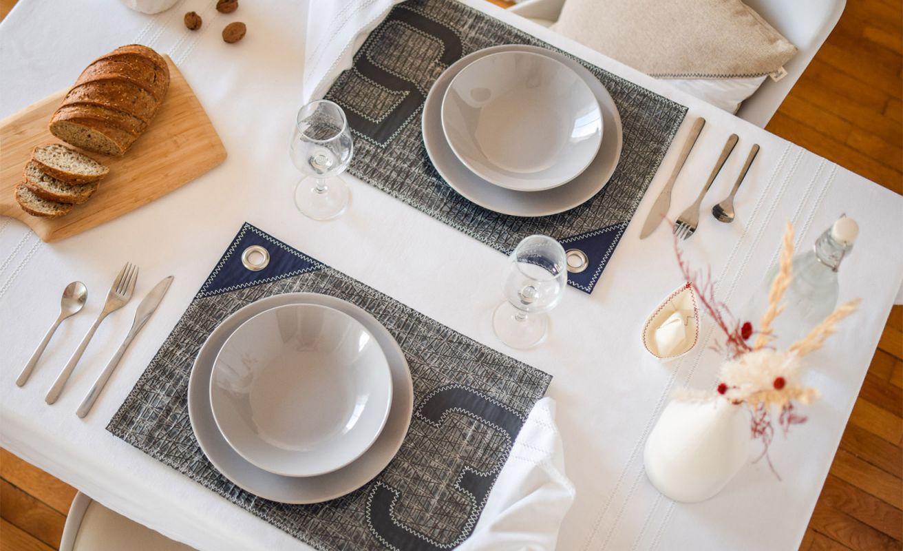 2 Tischsets · Grau und marineblau