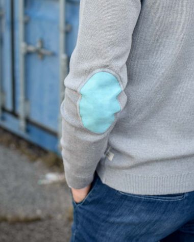 Pullover mit Offizierskragen · Grau meliert und hellblau