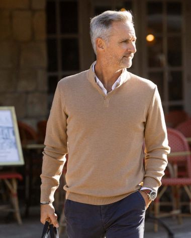 Men's crew-neck pullover · Camel and navy blue 