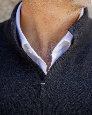 Pullover mit Offizierskragen · Anthrazitgrau und grau
