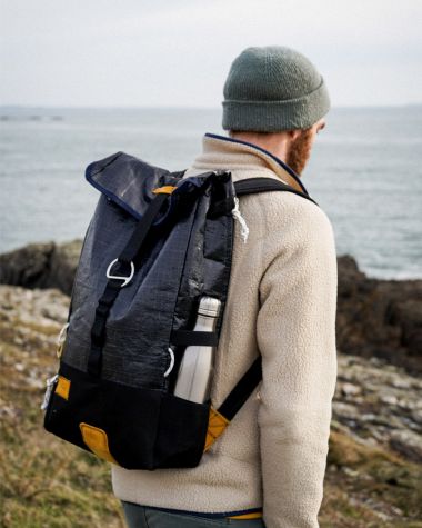 Sac à dos Dinghy · Noir et cuir moutarde
