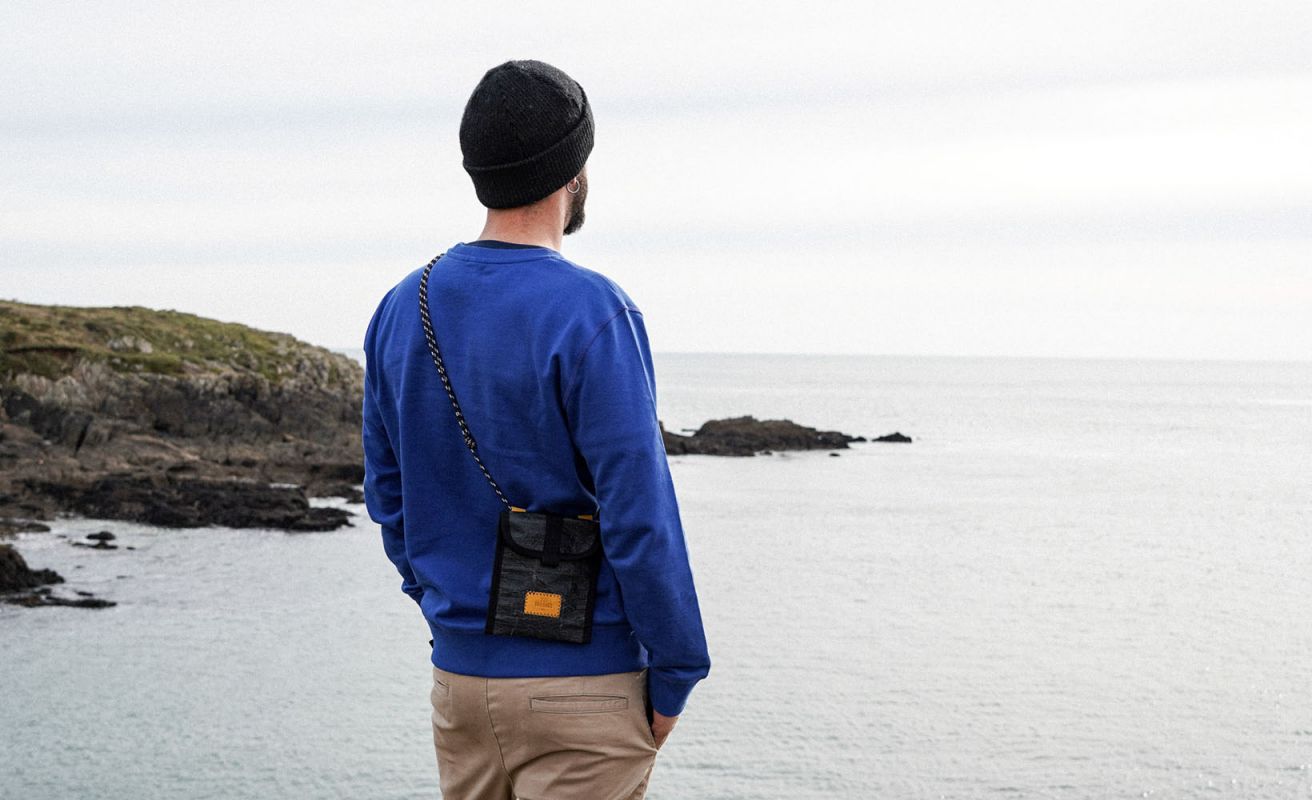 Skate shoulder bag · Black and mustard yellow
