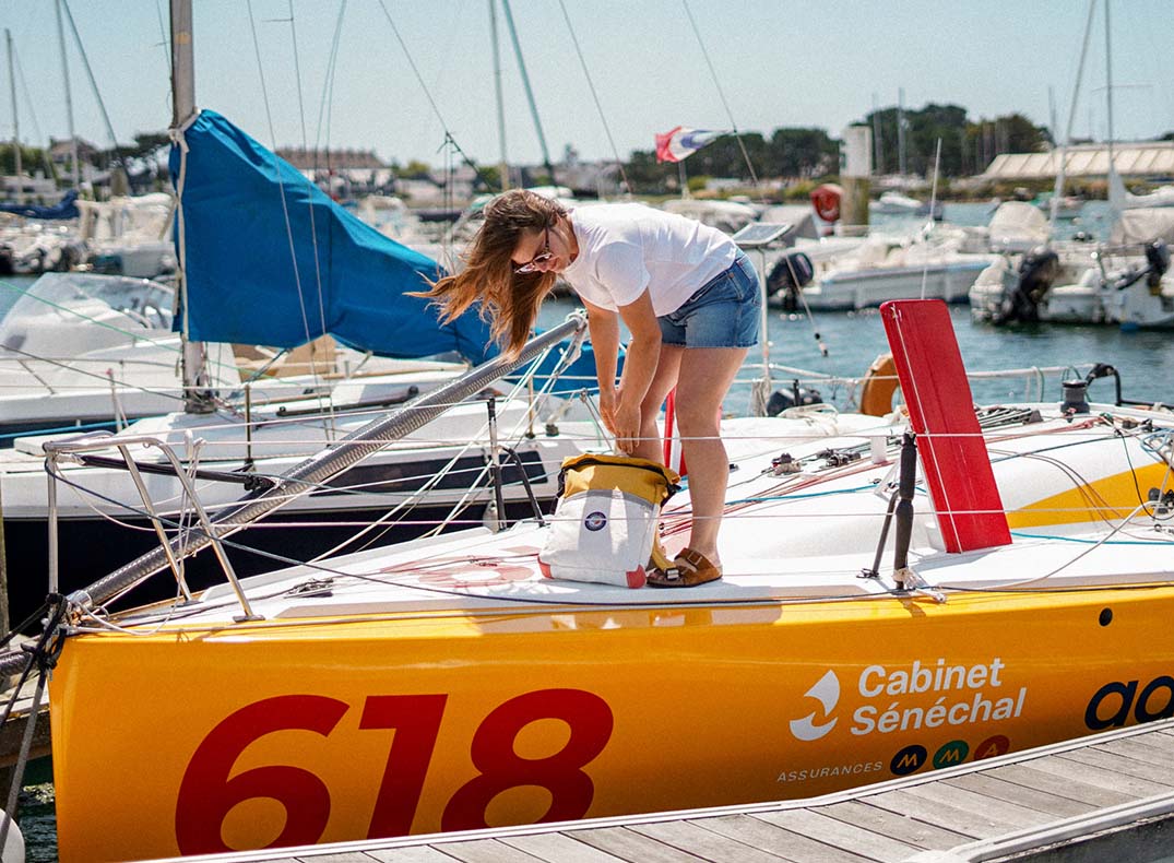 Ambre Hasson sur son bateau au port du Kernével