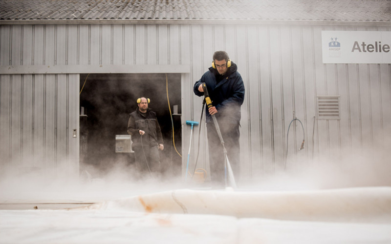 Le lavage des voiles aux Ateliers St Georges