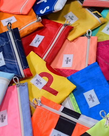 Zipped pouch · Random color