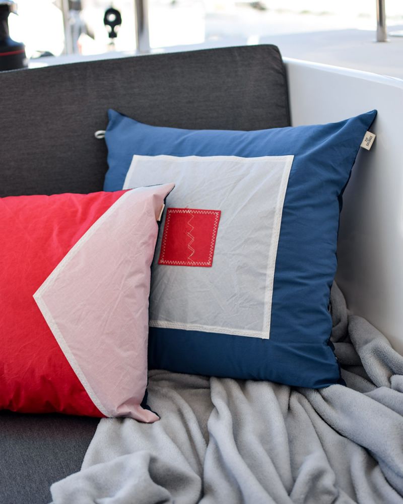 Cushion 20x20 in · Flag