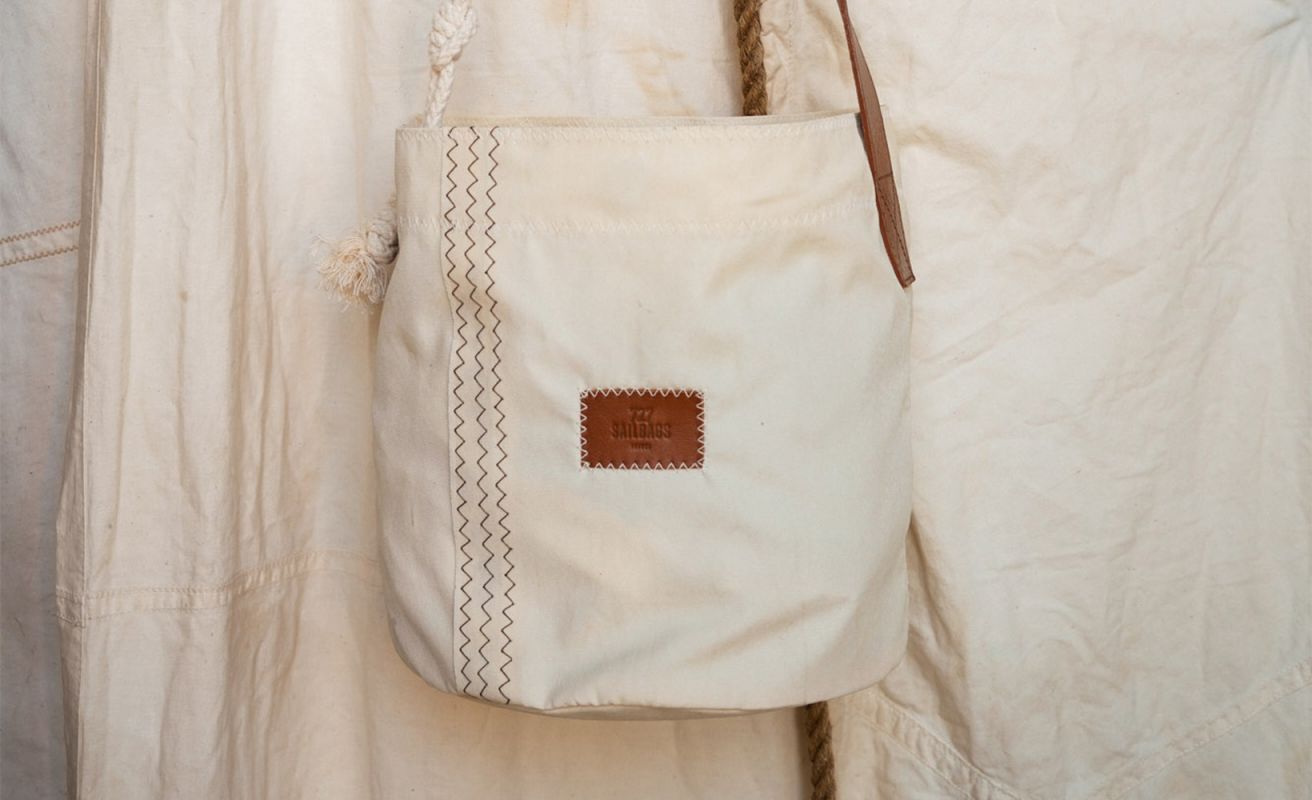 Bucket bag · Brown leather