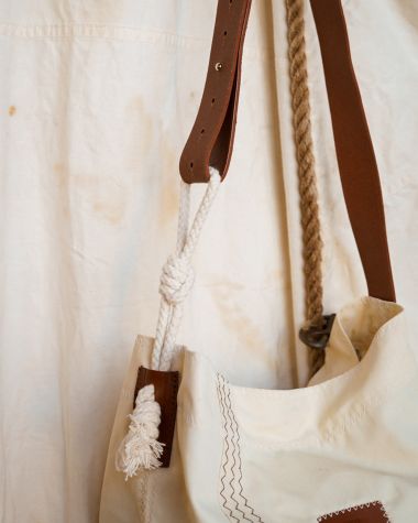 Bucket bag · Brown leather