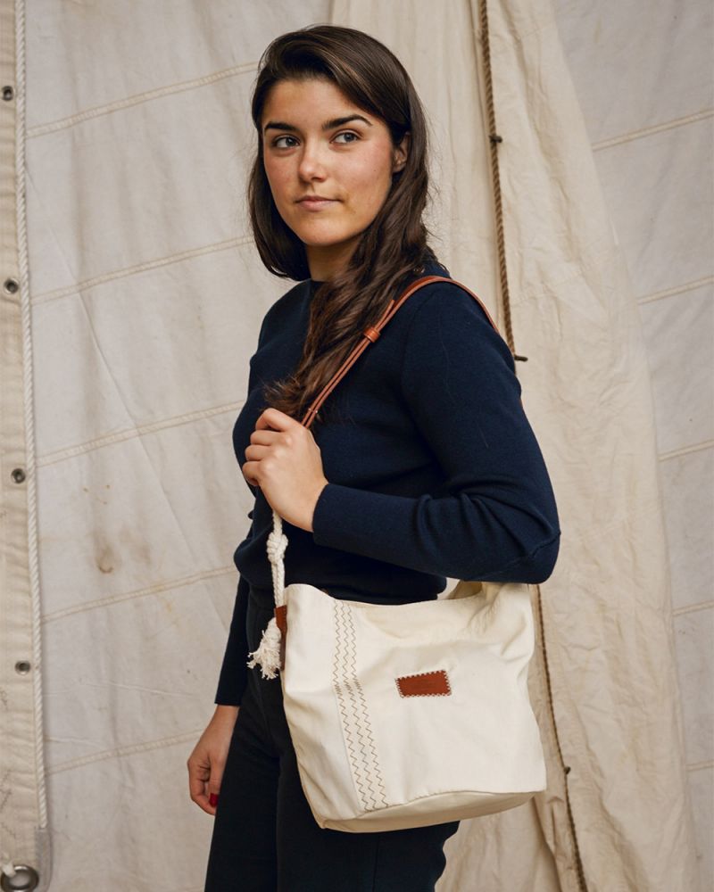 Bucket bag · Brown leather
