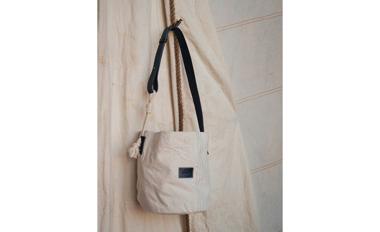 Bucket bag · Blue leather