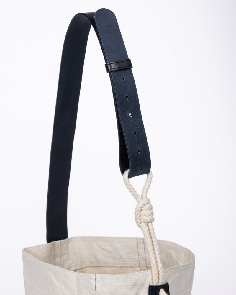 Bucket bag · Blue leather