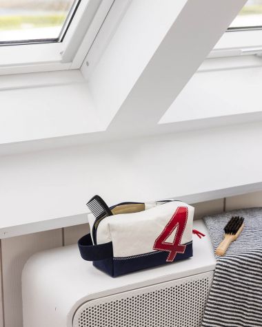Combo pack: Toiletry bag and Cap · Navy Collection